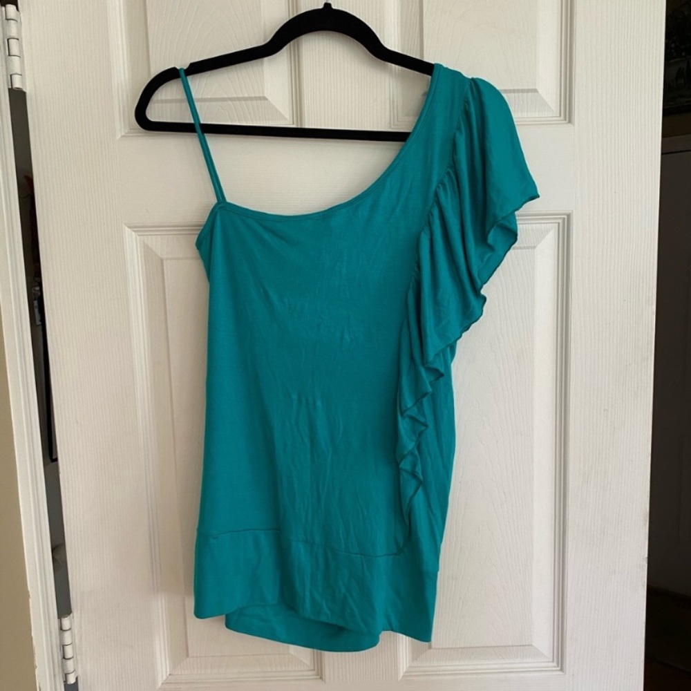 One-Shoulder Ruffled Tank Top - Picture 4 of 7